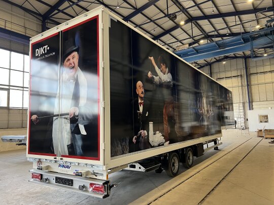 Dustproof semi-trailer